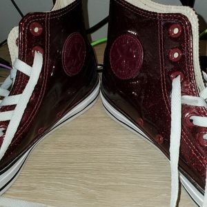 Converse hightop: red vinyl USA 9 Euro 40